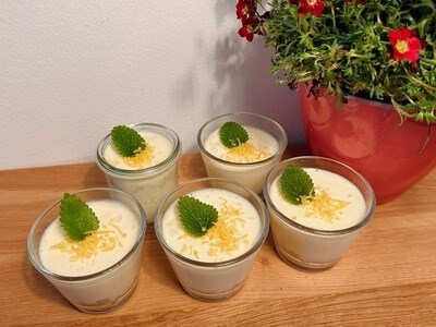 Mini-Cheesecakes mit Zitrone und Minze fertig zum Servieren